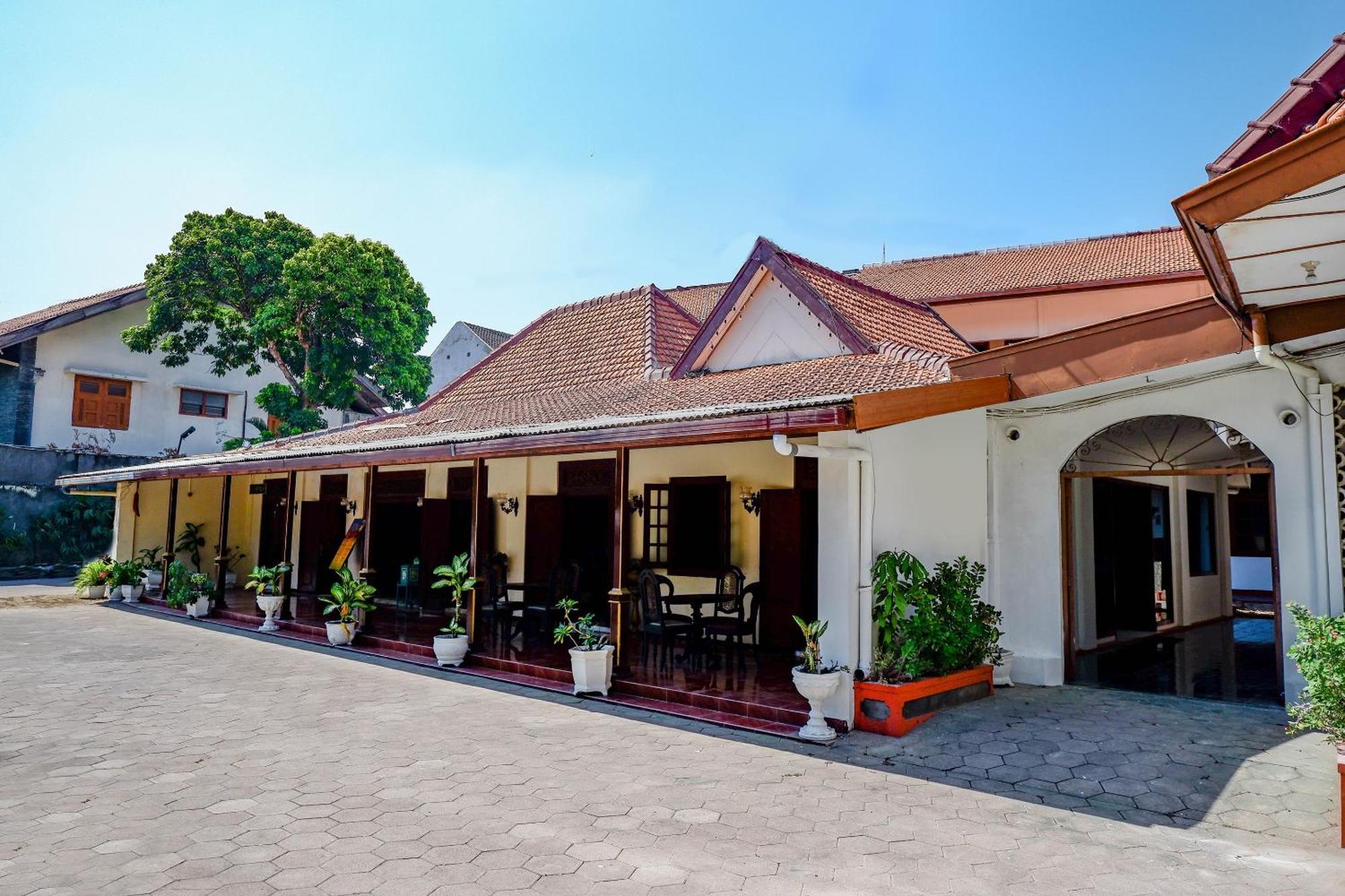 โอโย 1644 โฮเต็ล กรียา เกนจานา Hotel Surakarta  ภายนอก รูปภาพ