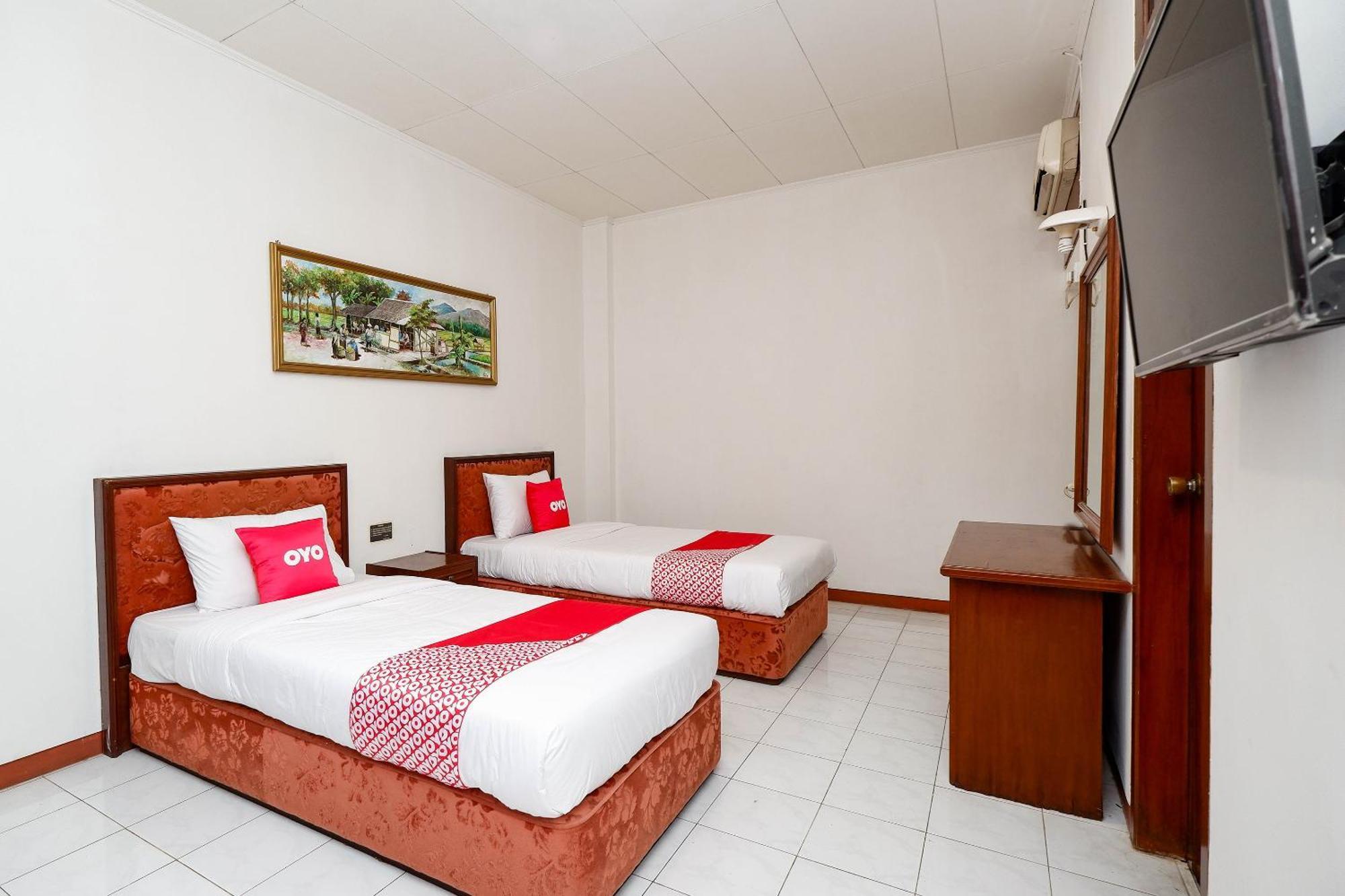 โอโย 1644 โฮเต็ล กรียา เกนจานา Hotel Surakarta  ภายนอก รูปภาพ